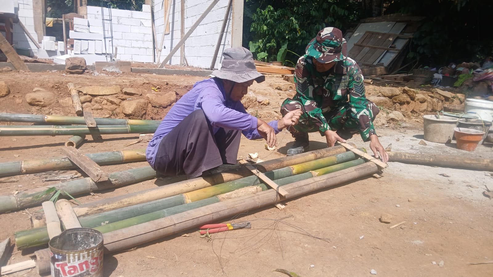 TMMD Reguler ke-129 Kodim 0714 Salatiga, Memperkokoh Scaffolding, Warga dan Prajurit Pilih Bambu Tua untuk Pembangunan Desa Cukil