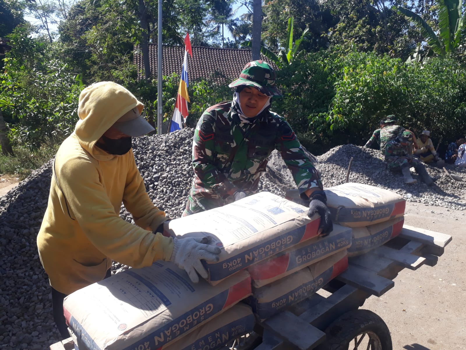 TMMD Reguler ke-129 Kodim 0714 Salatiga, Mengangkat Semen untuk Pengecoran Jalan