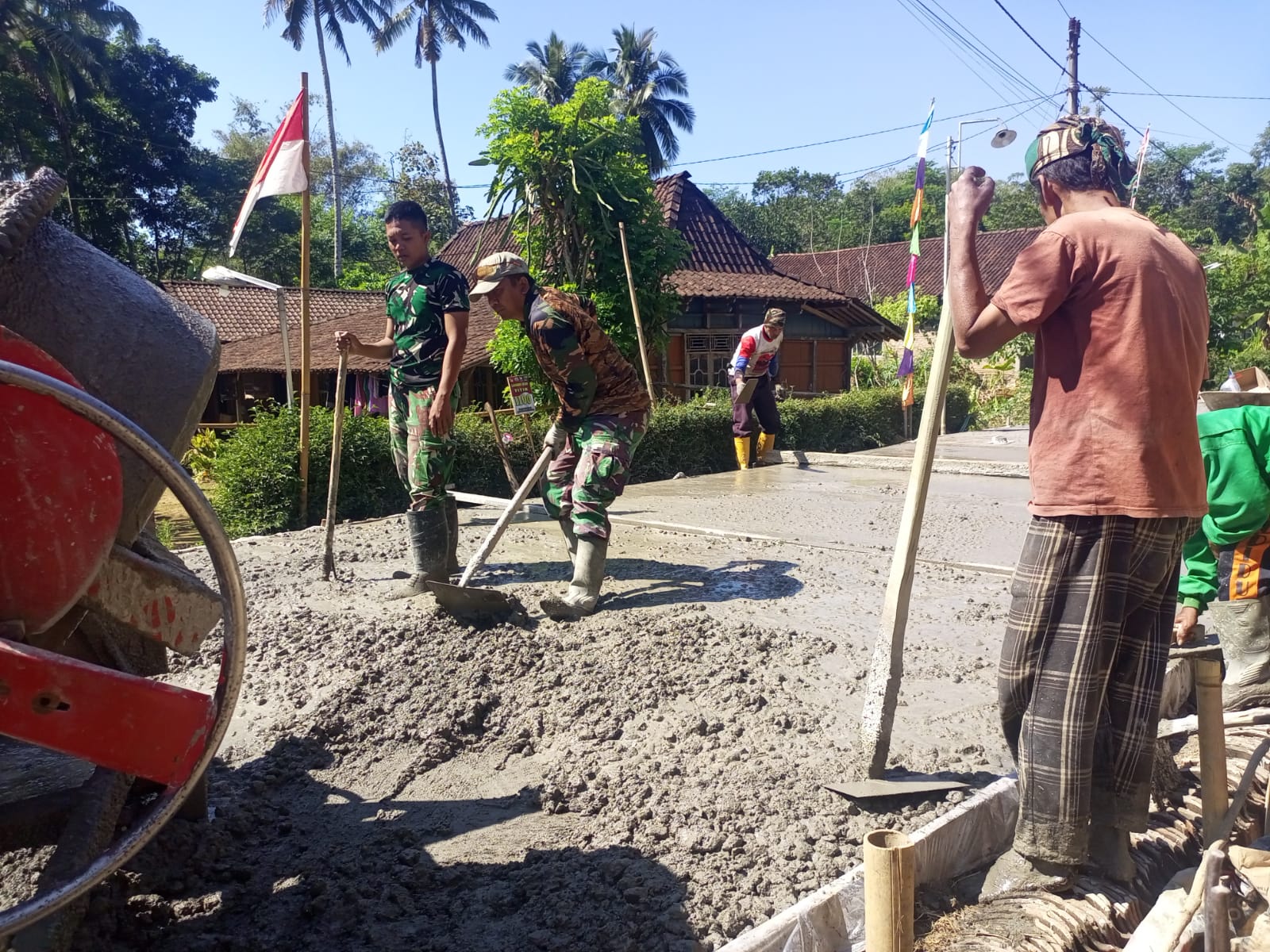 TMMD Reguler ke-129 Kodim 0714 Salatiga, Meramu Kekuatan dalam Setiap Adukan, Satgas Hadirkan Cor Jalan Berkualitas