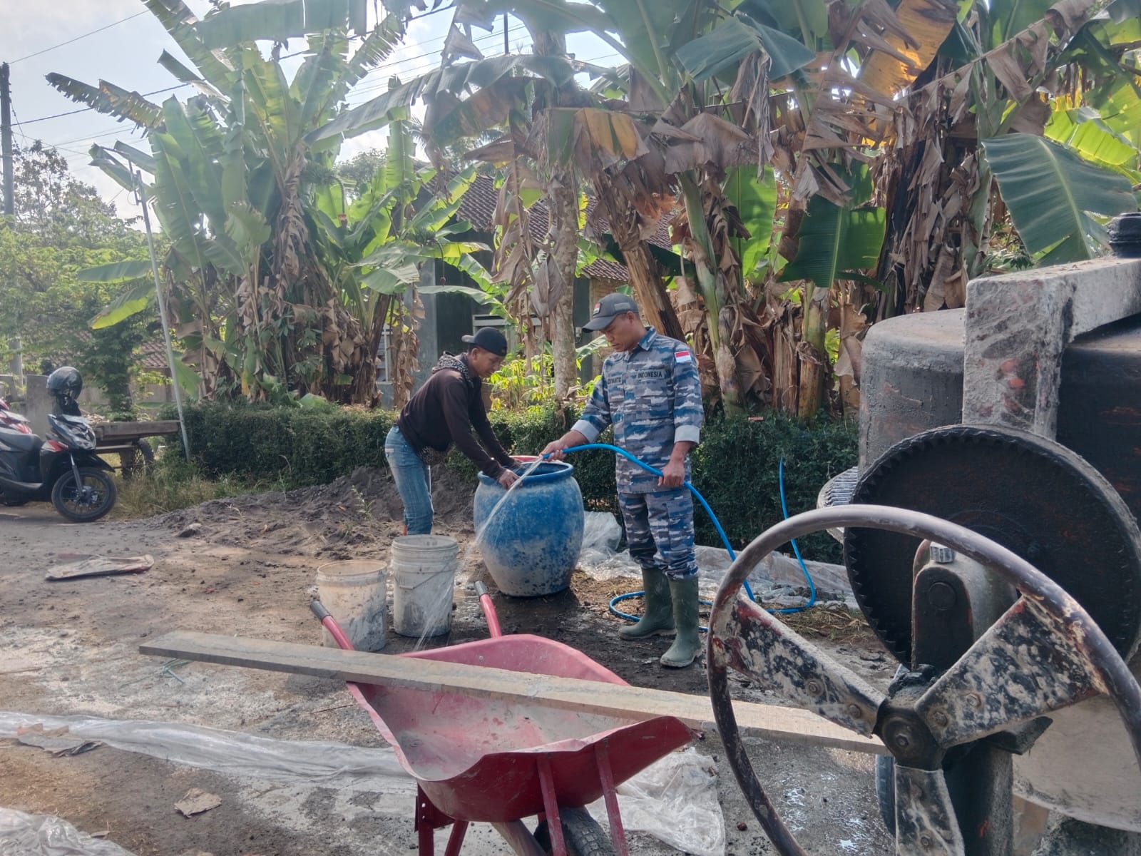 TMMD Reguler ke-129 Kodim 0714 Salatiga, Pembasahan Badan Jalan Jadi Tahap Penting Jelang Pengecoran di Desa Gompyong