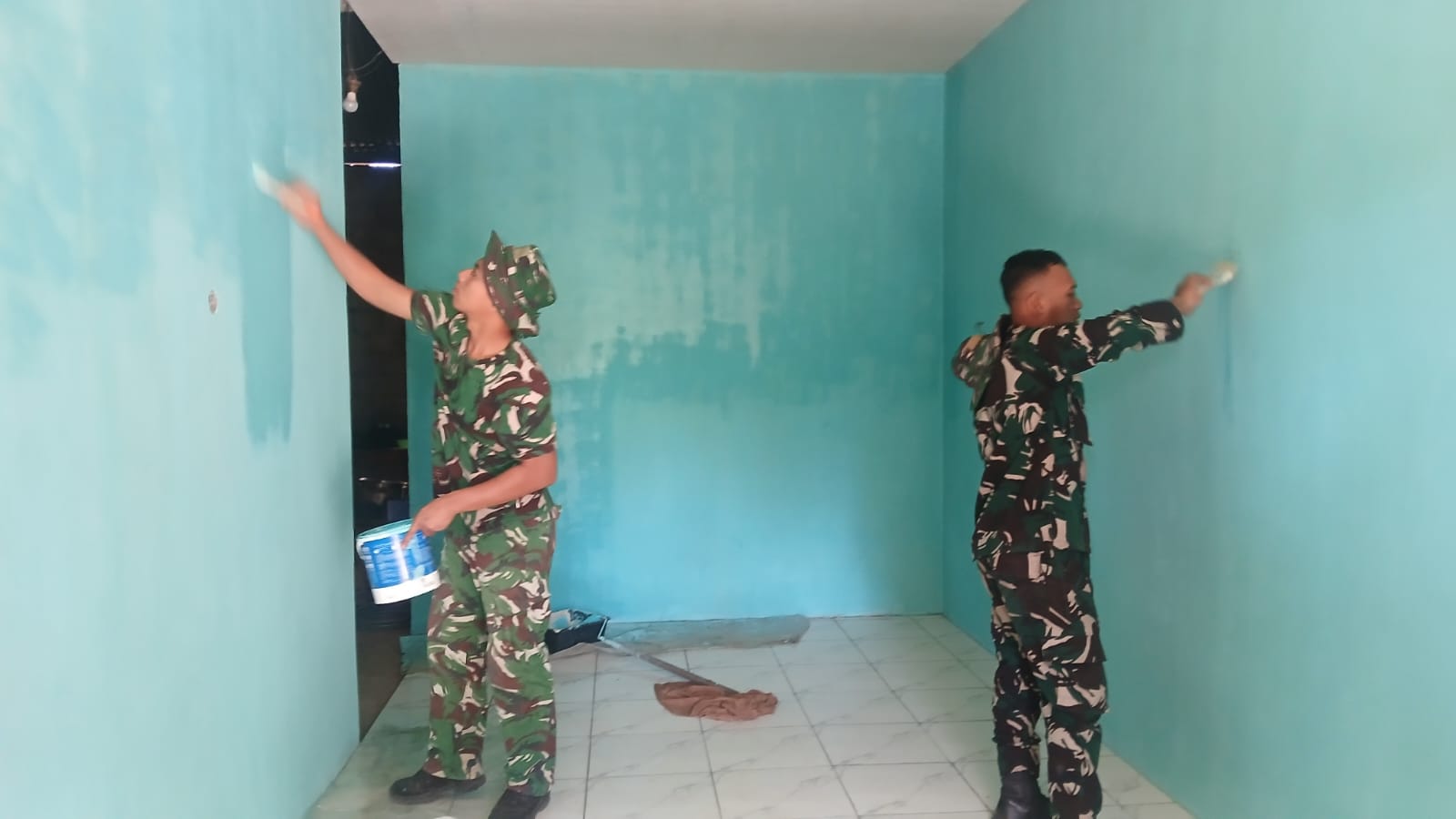 TMMD Reguler ke-129 Kodim 0714 Salatiga, Pengecatan Rumah Pak Imam di Desa Cukil Hampir Selesai