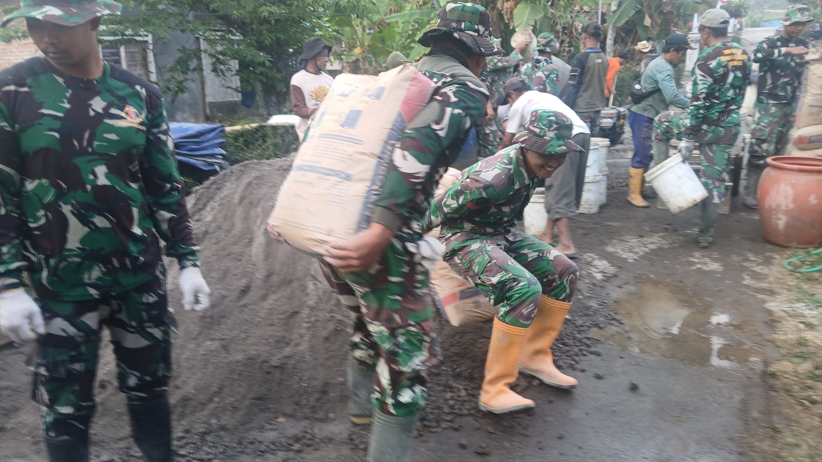 TMMD Reguler ke-129 Kodim 0714 Salatiga, Satu Zak Semen di Pundak, Jalur Desa Cukil Cepat Garap