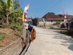 TMMD Reguler ke-129 Kodim 0714 Salatiga, Semangat Ibu-Ibu Menjaga Kebersihan dan Keindahan Jalan Cor Desa Cukil TMMD Reguler ke-129 Kodim 0714 Salatiga, Semangat Ibu-Ibu Menjaga Kebersihan dan Keindahan Jalan Cor Desa Cukil
