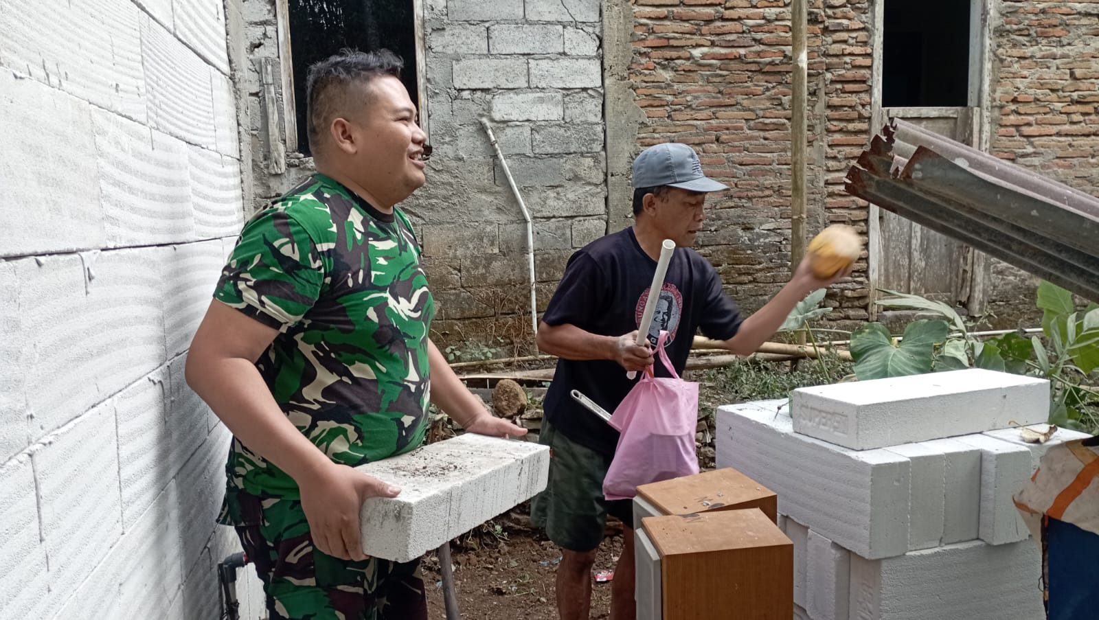 TMMD Reguler ke-129 Kodim 0714 Salatiga, Semangat Satgas Angkat Material RTLH Membawa Berkah Bagi Pemiliknya