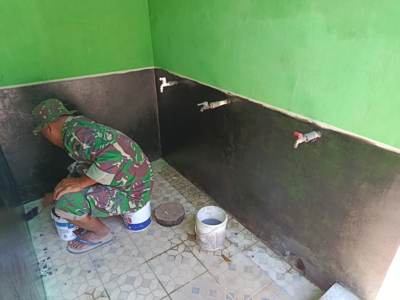 TMMD Reguler ke-129 Kodim 0714 Salatiga, Sentuhan Warna untuk Kesucian, Dinding Tempat Wudu Mushola An-Nur Dipercantik