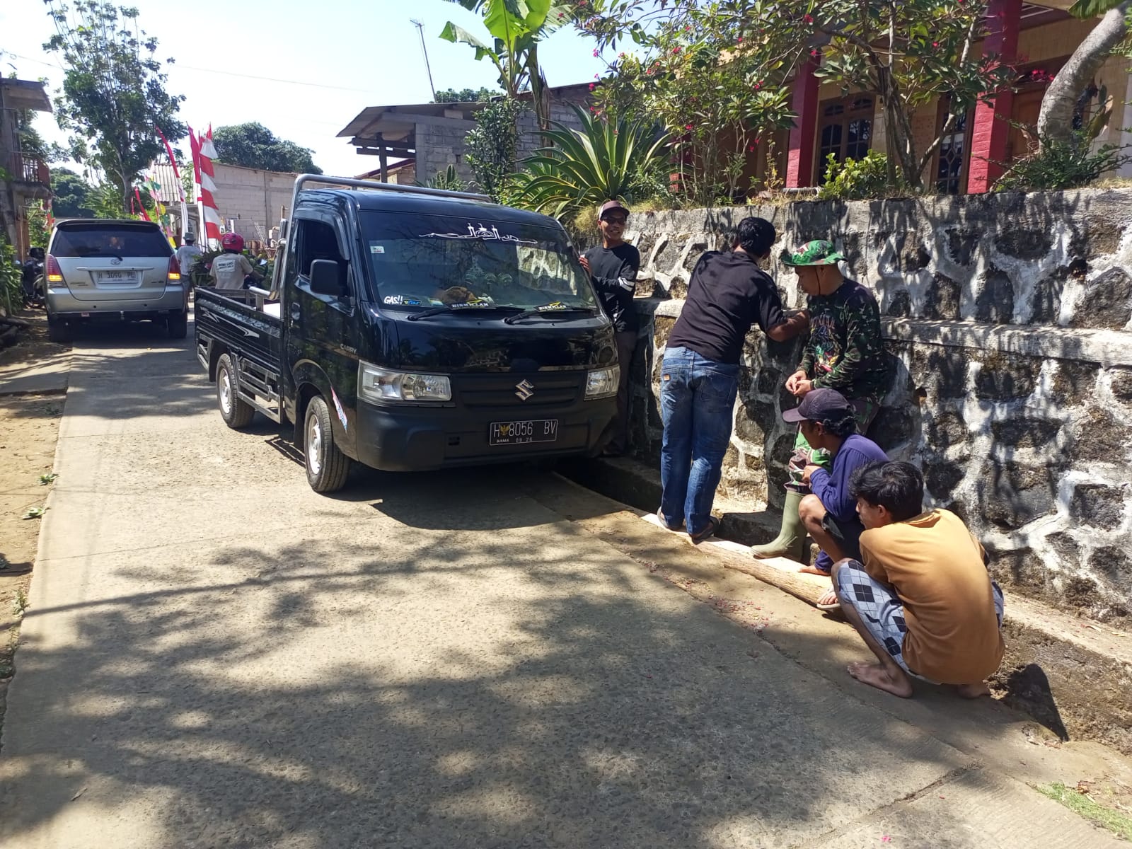 TMMD Reguler ke-129 Kodim 0714 Salatiga, Solidaritas Tanpa Sekat, TNI Bersama Warga Evakuasi Mobil yang Terperosok di Parit Dusun Gompyong