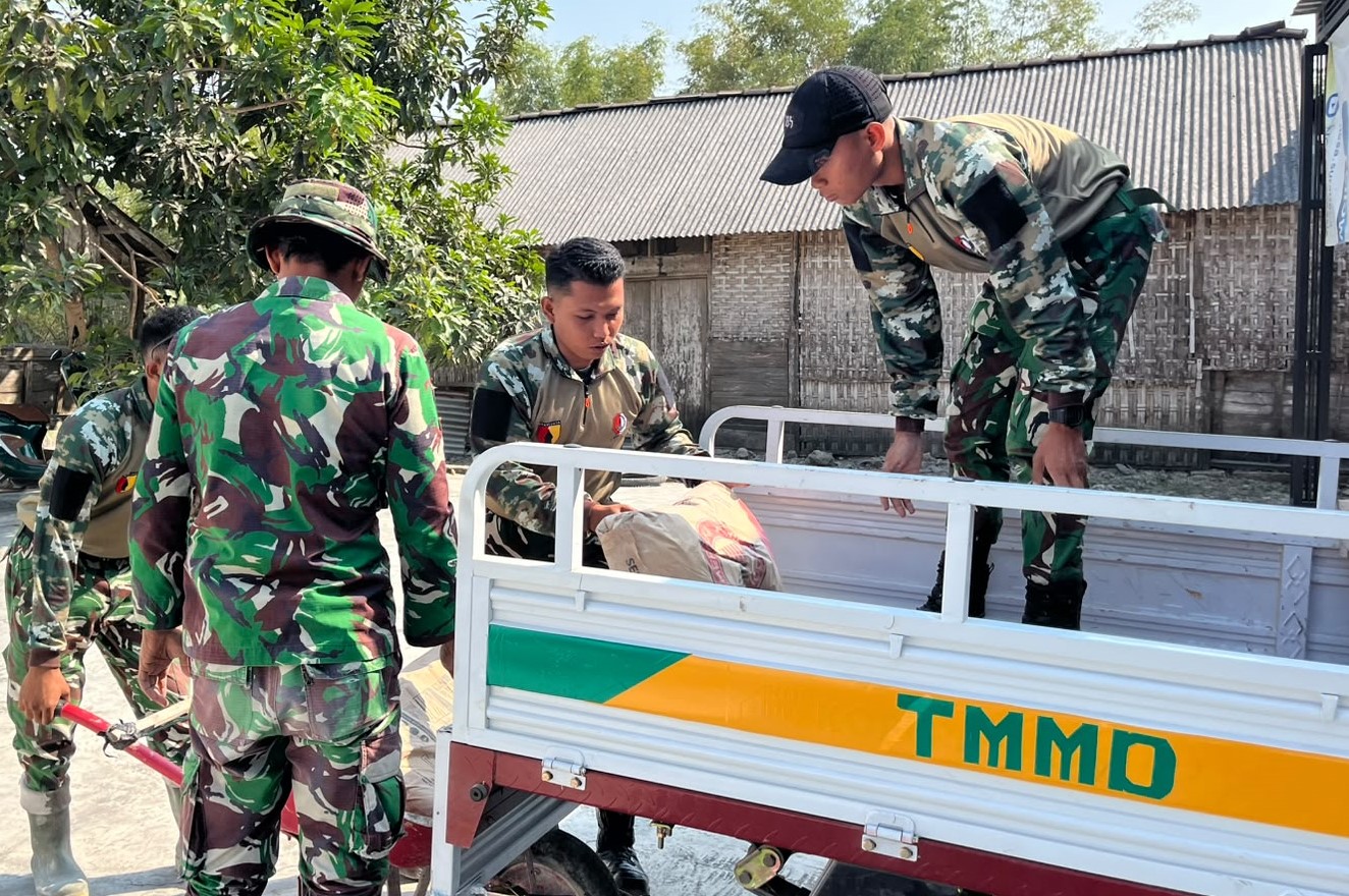 TMMD ke-129 Kodim 0813 Bojonegoro, Satgas Kebut Penyelesaian Rumah Pak Kardo di Tengah Medan Sulit