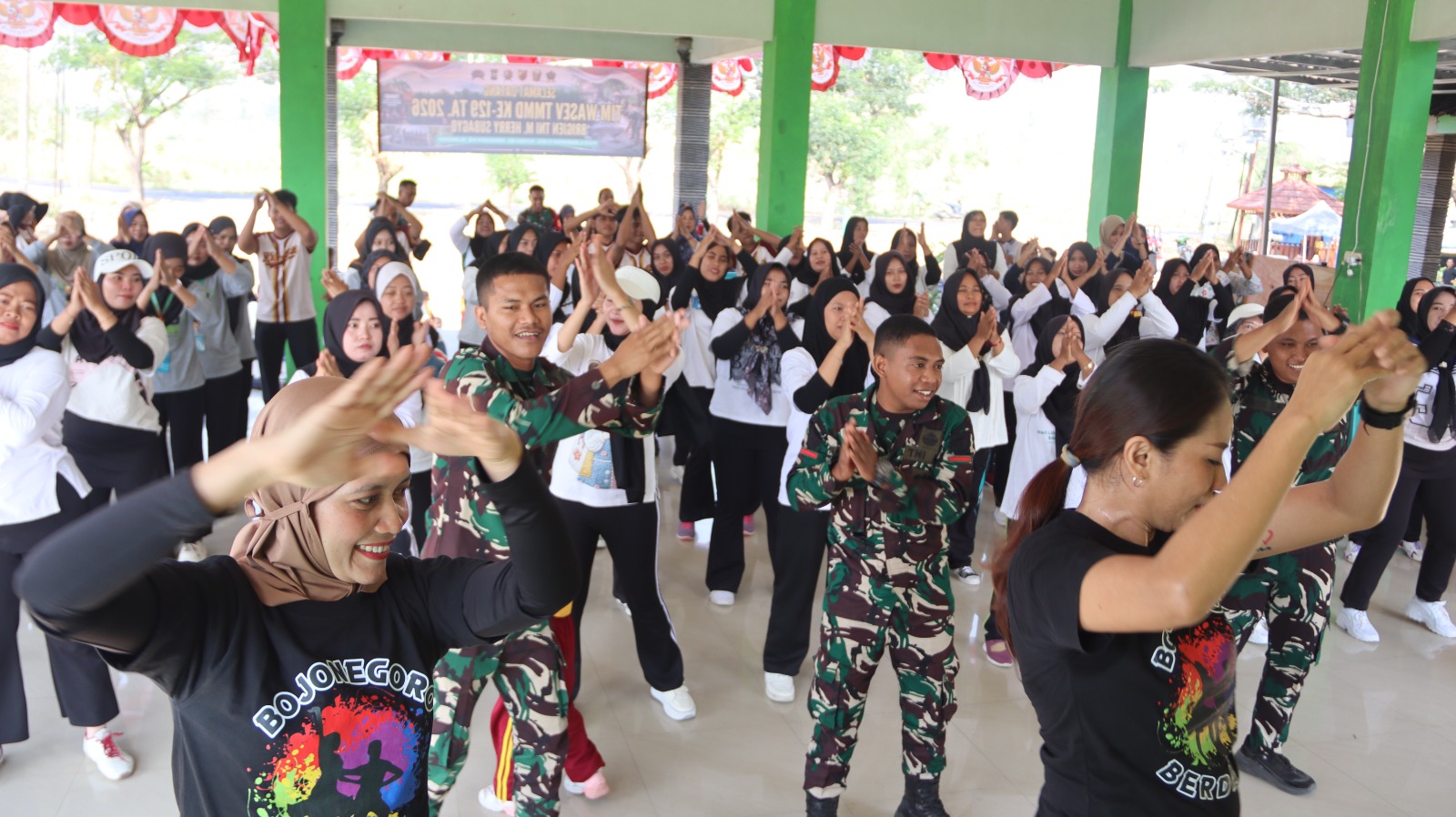 TMMD ke-129 Kodim 0813 Bojonegoro, TNI dan Warga Kesongo Menyatu dalam Irama Line Dance