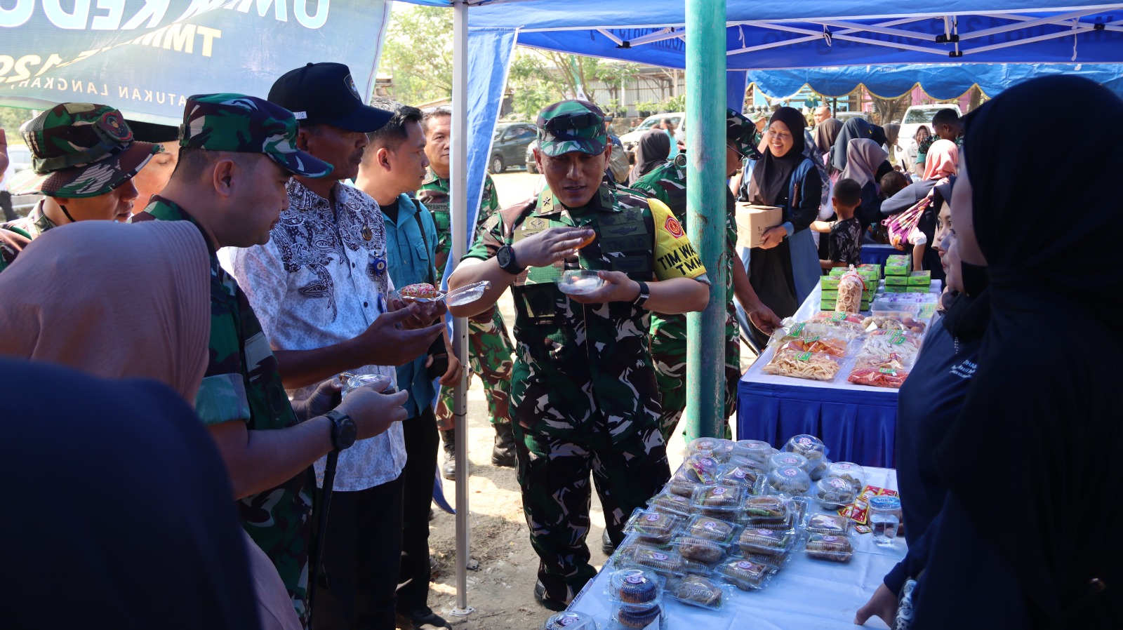 Tim Wasev TMMD ke-129 Kodim 0813 Bojonegoro Borong dan Bangkitkan UMKM Lokal