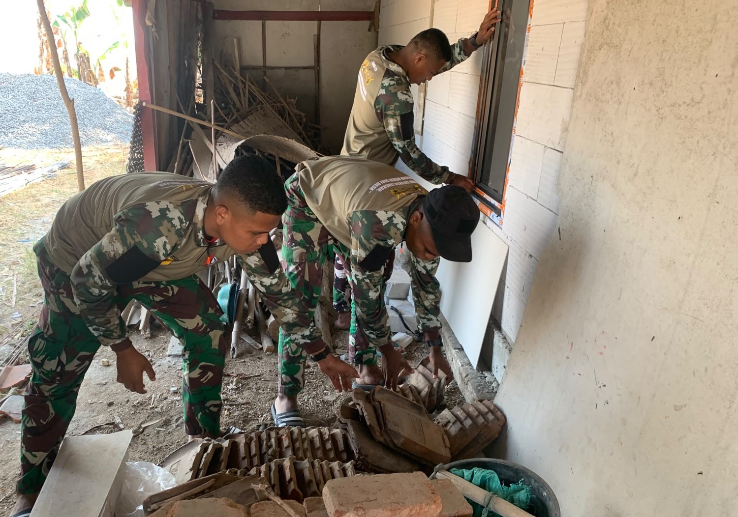 Ukir Senyum Ibu Wagini, Anggota Satgas Kebut Pembersihan dan Finishing Sebelum TMMD ke-129 Kodim 0813 Bojonegoro Usai