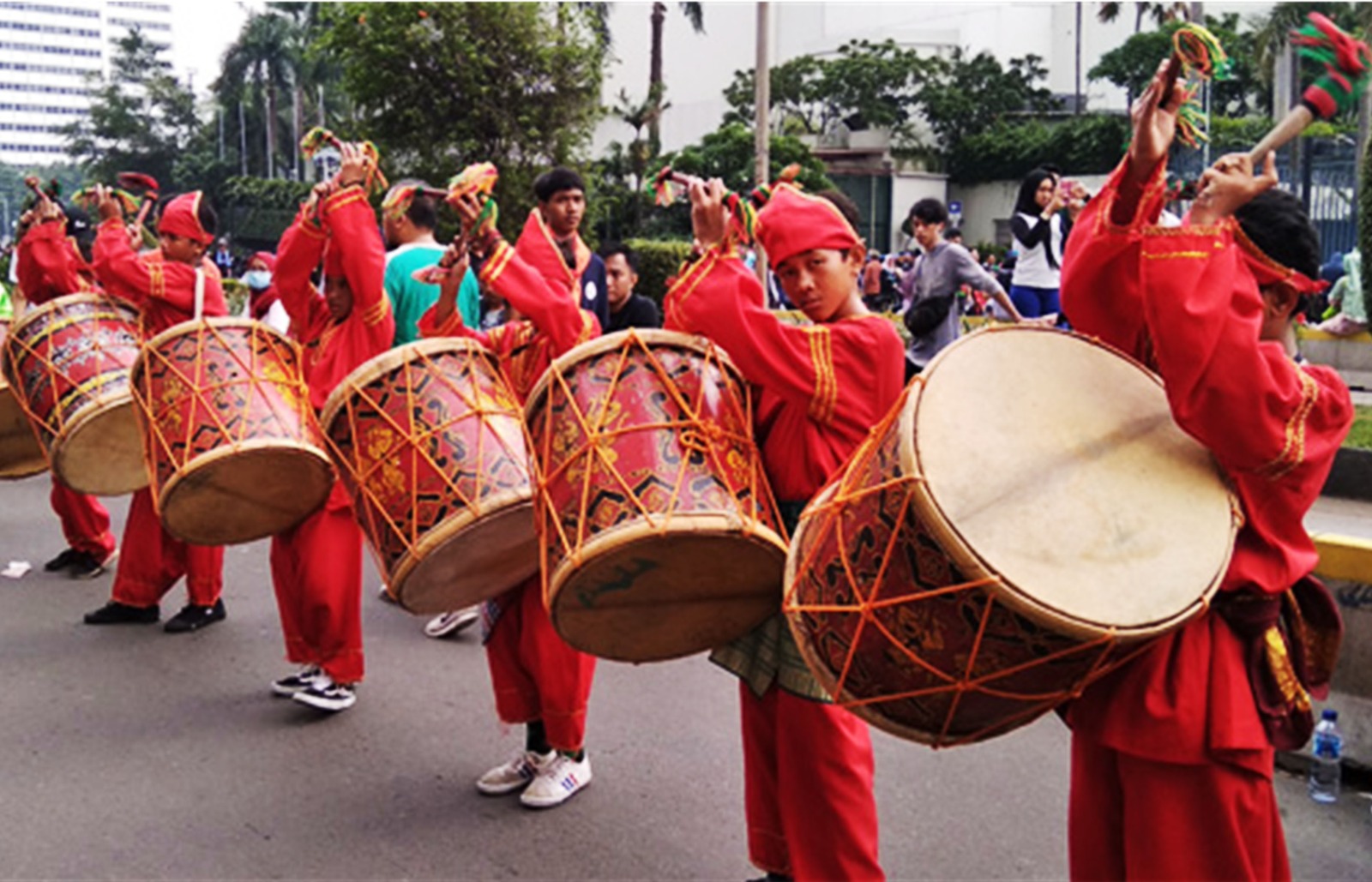 Visualisai Dalam Foto Sekelompok anak muda memainkan Gandang Tasa