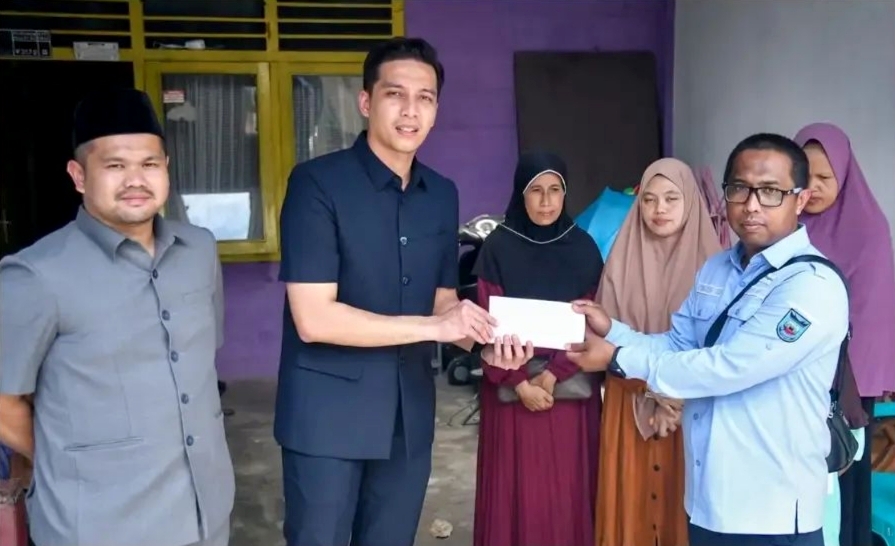 Wali Kota Riyanda Putra dan Wakil Wali Kota Sawahlunto Jeffry Hibatullah Serahkan Bantuan Korban Kebakaran Sikalang