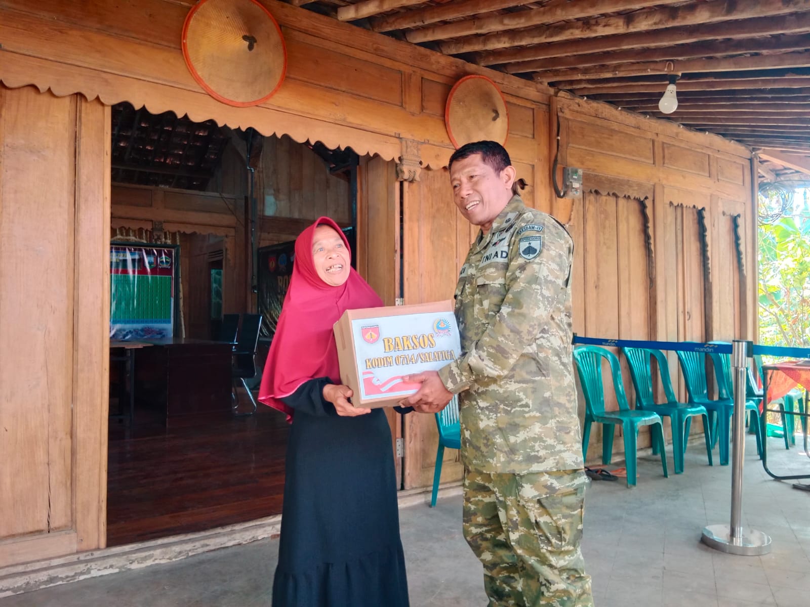 Wujud Kasih Sayang TNI, Bantuan Sosial Diserahkan di Penutupan TMMD Reguler ke-129 Kodim 0714 Salatiga Desa Cukil