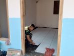 Wujudkan Impian Rumah Layak Huni, Satgas TMMD ke-129 Kodim 0813 Bojonegoro dan Warga Gotong Royong Pasang Keramik di Rumah Ibu Tini