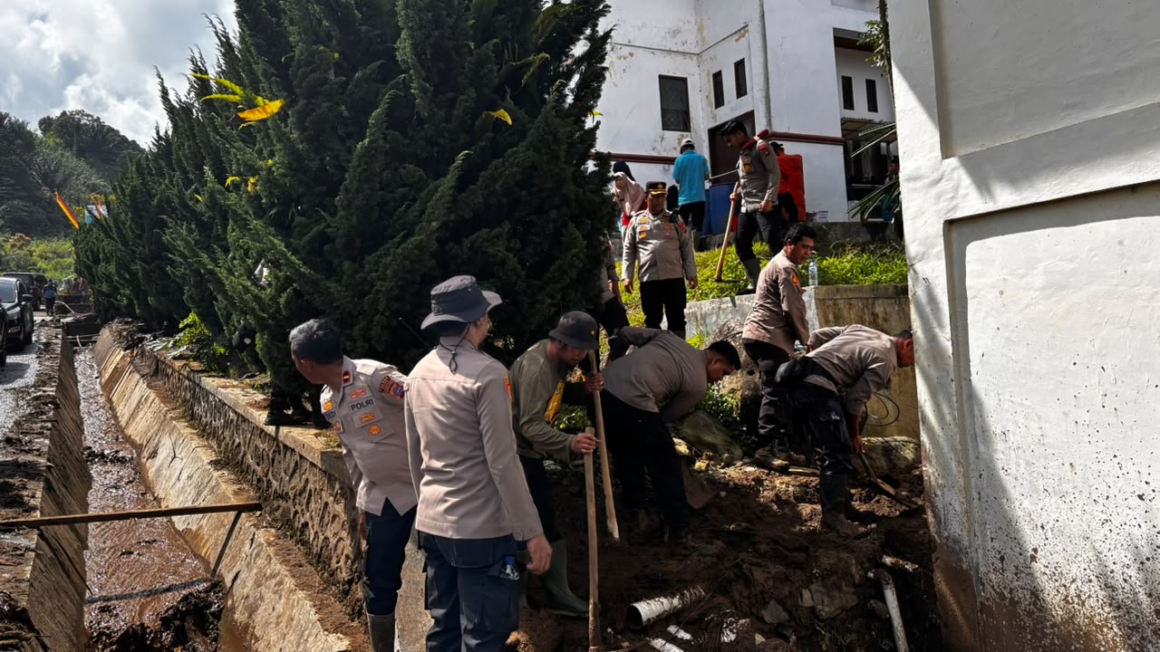 500 Personel Gabungan Bersihkan Sisa Material Galodo di Kabupaten Solok