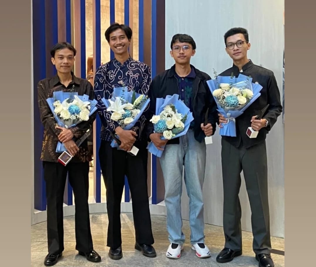 Empat Pemenang kompetensi UOB Indonesia Kategori Emerging artist 2026 Alif Lamra peraih gold award (paling kiri) arah ke kanan Muhammad S. Jordhi (Bukittinggi), Prakadetto Alansa (jogja) dan Andre Adi Wijaya (Malang) paling kanan kategori Broze award