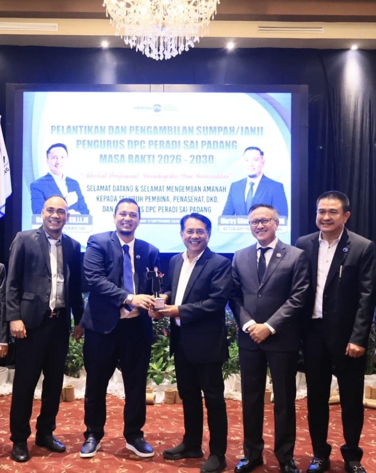 Bupati Padang Pariaman John Kenedy Azis Raih Penghargaan “Advokat Inspiratif” dari PERADI SAI