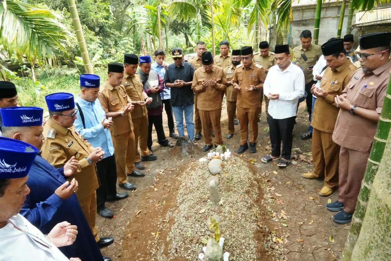 Bupati Tanah Datar Eka Putra Ziarah ke Makam H. Afrizon