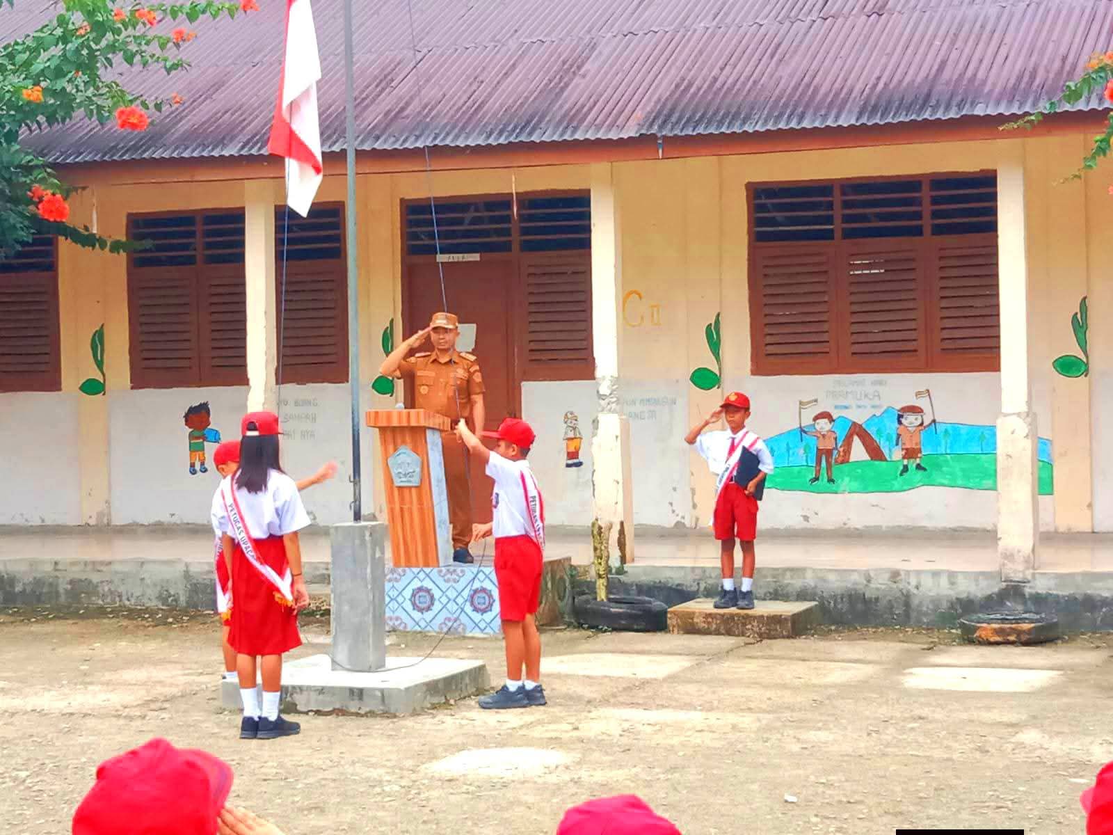 Jalin Sinergi, Camat Onolalu Walaupun Sarumaha Pimpin Upacara dan Beri Motivasi di SDN 071112 Hilinamozaua
