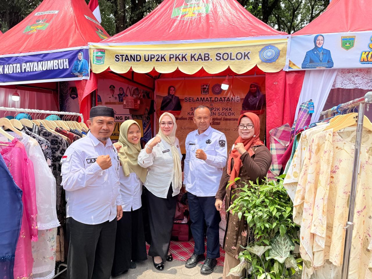 Kadis Kominfo Kabupaten Solok Susi Sofianti Saidani Kunjungi Stand UP2K Jambore PKK Tingkat Provinsi Sumatera Barat 2026