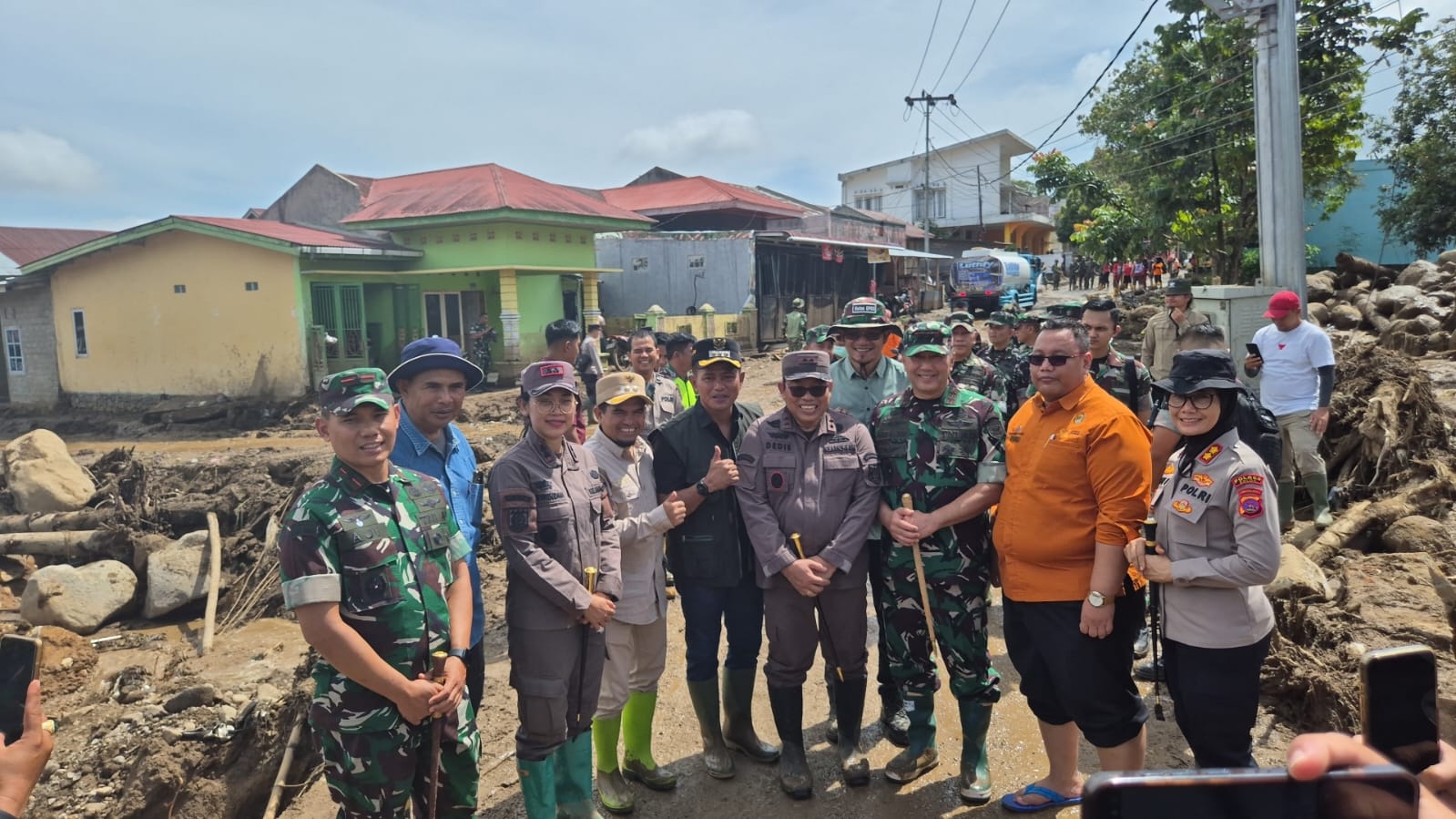 Kajati Sumbar Turun ke Arosuka, Bawa 1,5 Ton Beras untuk Warga Terdampak Galodo