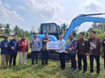 Kementerian Kelautan dan Perikanan Serahkan Excavator dan Bantuan Benih Ikan di Padang Pariaman, Percepat Pemulihan Sektor Perikanan Pascabencana