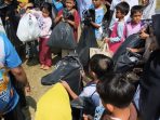 Meriah Barefoot Running 2026, Bupati Padang Pariaman John Kenedy Azis Ajarkan Anak-Anak Mencintai Lingkungan Lewat Aksi Memungut Sampah Meriah Barefoot Running 2026, Bupati Padang Pariaman John Kenedy Azis Ajarkan Anak-Anak Mencintai Lingkungan Lewat Aksi Memungut Sampah