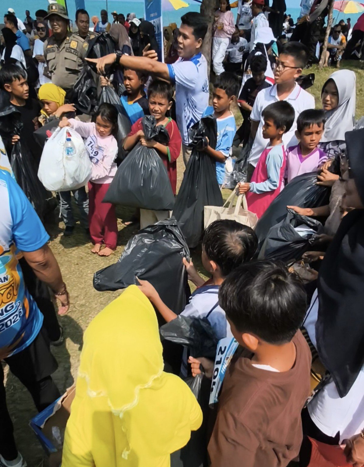 Meriah Barefoot Running 2026, Bupati Padang Pariaman John Kenedy Azis Ajarkan Anak-Anak Mencintai Lingkungan Lewat Aksi Memungut Sampah