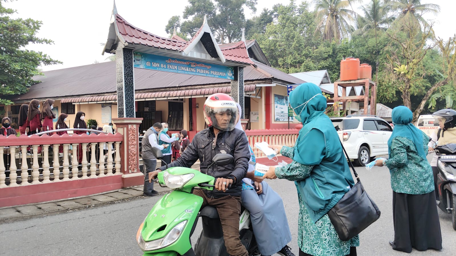 Pemerintah Kabupaten Padang Pariaman Bagikan Masker Gratis Lindungi Warga dari Kabut Asap