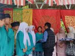Pemerintah Kabupaten Padang Pariaman Bagikan Seragam Gratis Lewat Aksi Putar Roda, Ringankan Beban Orang Tua. Pemerintah Kabupaten Padang Pariaman Bagikan Seragam Gratis Lewat Aksi Putar Roda, Ringankan Beban Orang Tua.