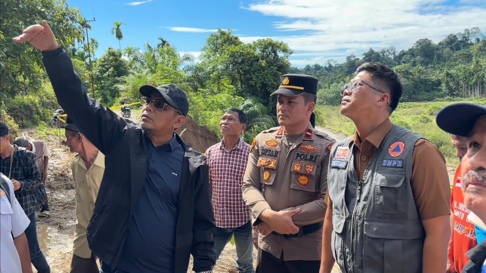 Pemerintah Kabupaten Padang Pariaman Bergerak Cepat Tangani Longsor di Aur Malintang, Pj Sekda Hendra Aswara dan Anggota DPR RI Sepakati Pembukaan Trase Jalan Bar