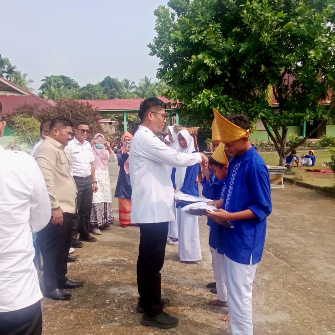 Pemerintah Kabupaten Padang Pariaman Serahkan Seragam Gratis, Hadirkan Senyum Siswa dan Ringankan Beban Orang Tua