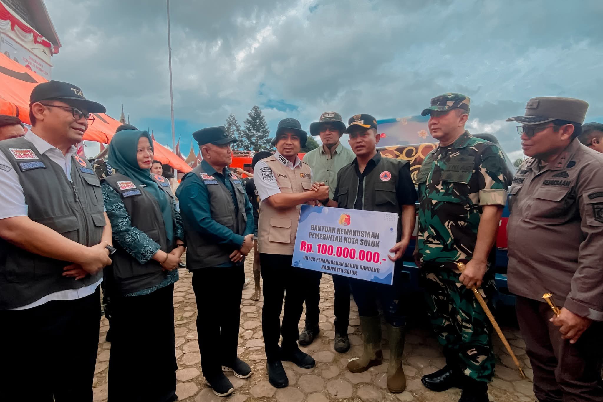 Pemerintah Kota Solok Kerahkan 174 Relawan dan Salurkan Bantuan Rp100 Juta untuk Korban Banjir Bandang