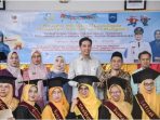 Wali Kota Sawahlunto Riyanda Putra Wisuda 30 Peserta Sekolah Lansia Lasegar di Kubang Sirakuk Selatan