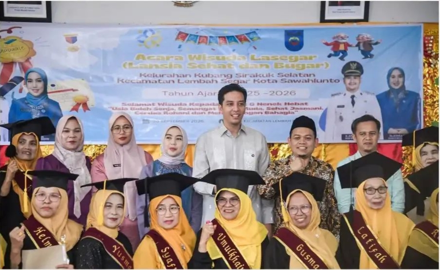 Wali Kota Sawahlunto Riyanda Putra Wisuda 30 Peserta Sekolah Lansia Lasegar di Kubang Sirakuk Selatan