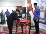 Yufron Dilantik Jadi Direktur Perumda Air Minum Sawahlunto, Riyanda Minta Layanan Call Center 24 Jam Yufron Dilantik Jadi Direktur Perumda Air Minum Sawahlunto, Riyanda Minta Layanan Call Center 24 Jam