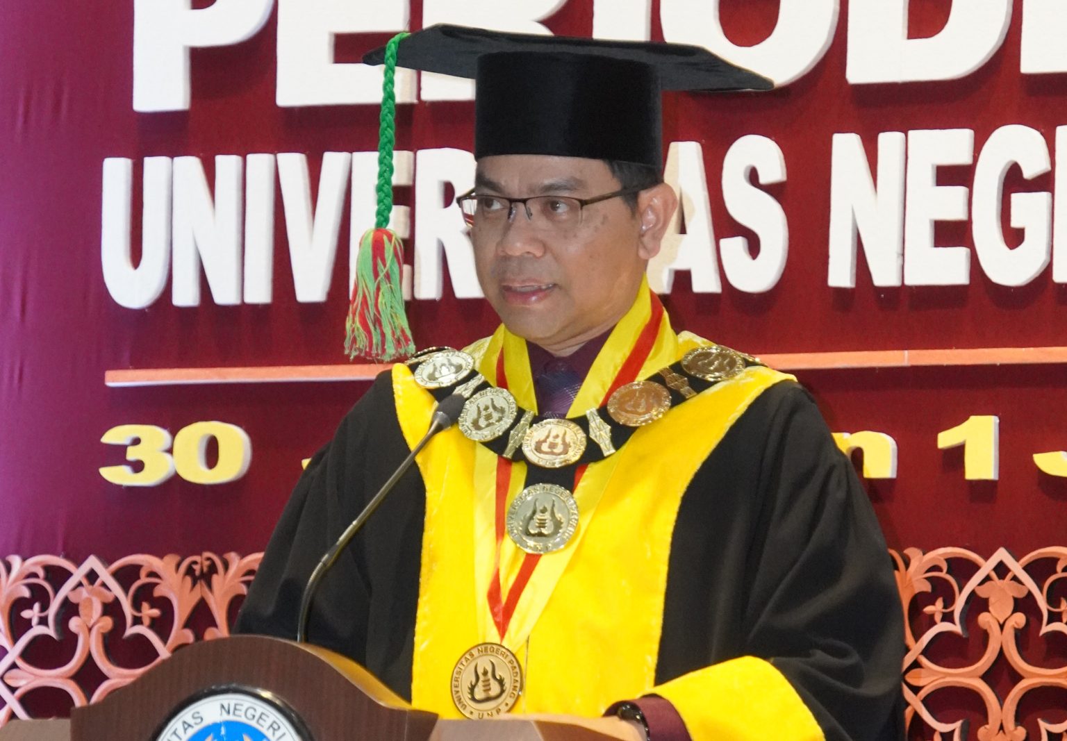 970 Lulusan Ikuti Wisuda UNP Hari Kedua, Pesan Haru Rektor Krismadinata untuk Para Orang Tua