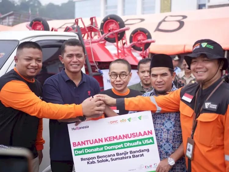 Bupati Dan Wakil Bupati Solok Terima Bantuan Kemanusiaan Dari Dhuafa Untuk Korban Bencana Galodo Arosuka