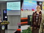 Dr. Zulmi Aryani, M.Pd saat menyampaikan disertasinya dalam sidang terbuka Promosi Doktor Ilmu Pendidikan Sekolah Pascasarjana UNP, di Aula Sekolah Pascasarjana UNP Padang, Rabu lalu (14/10/26), kiri dan usai sidang (kanan).
