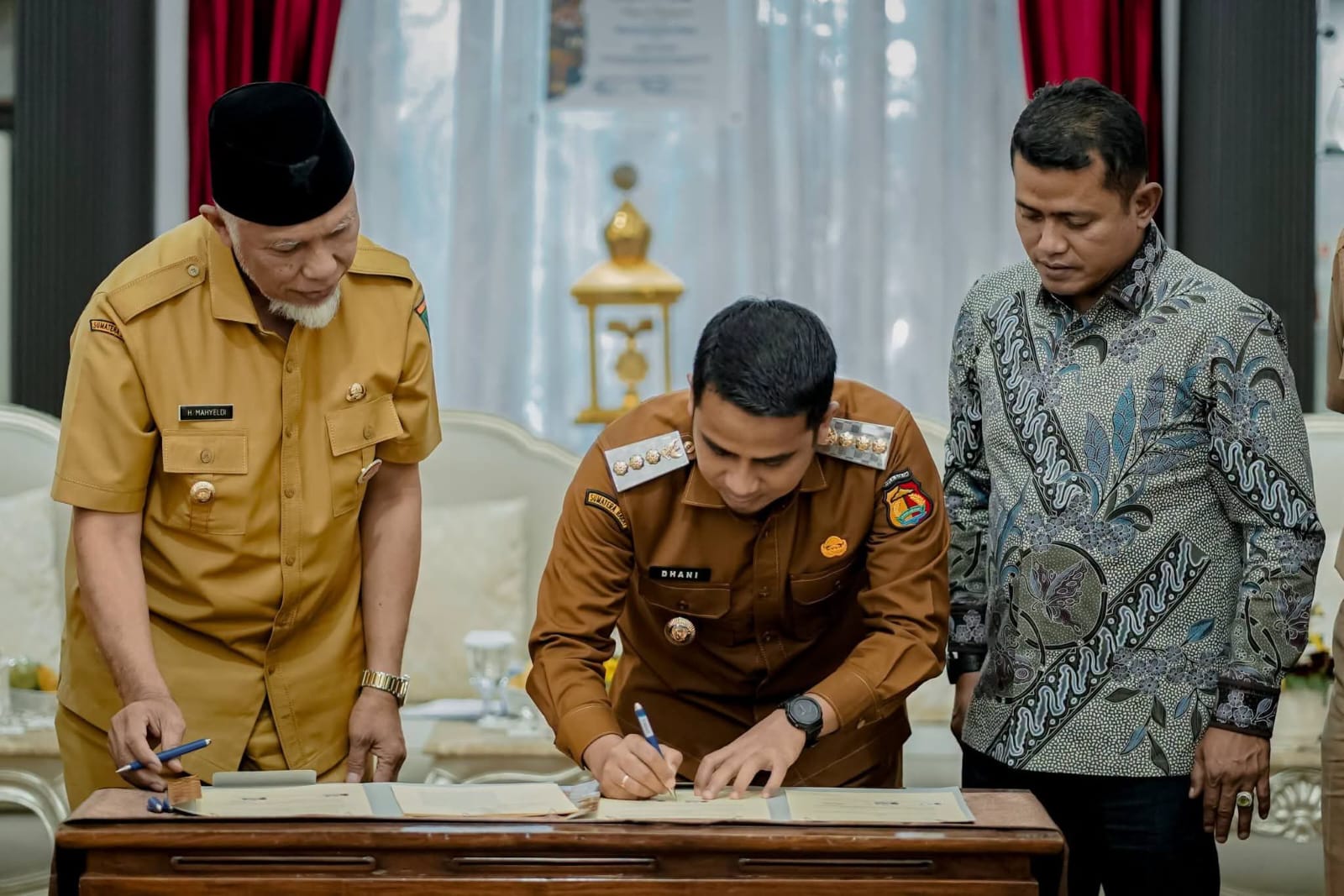 Perkuat Penanganan Sampah Terpadu, Wali Kota Solok Ramadhani Kirana Putra Teken Kerja Sama Pengelolaan TPA Regional dengan Pemprov Sumbar