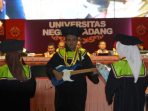 Tepuk Tangan untuk Rafi, Lulusan Disabilitas Netra yang Tampil Bermain Gitar di Wisuda UNP ke-143 Tepuk Tangan untuk Rafi, Lulusan Disabilitas Netra yang Tampil Bermain Gitar di Wisuda UNP ke-143