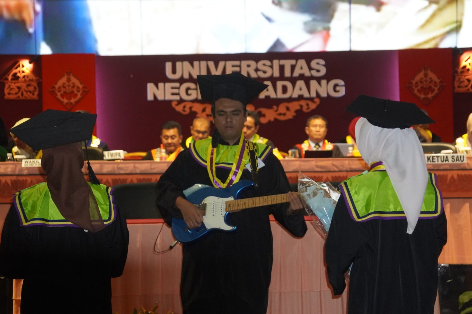 Tepuk Tangan untuk Rafi, Lulusan Disabilitas Netra yang Tampil Bermain Gitar di Wisuda UNP ke-143
