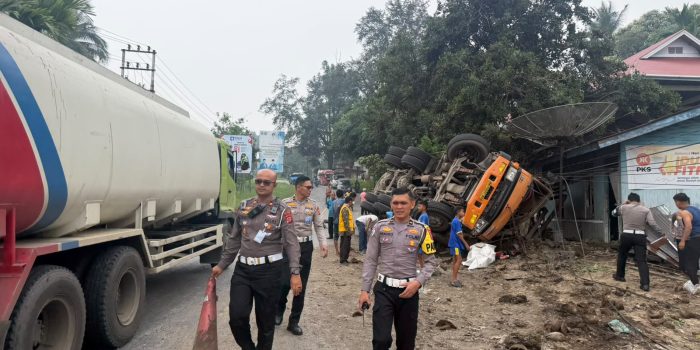 Truk Diduga Rem Blong Tabrak Motor dan Dua Rumah Warga di Koto Baru, Dua Orang Luka Ringan
